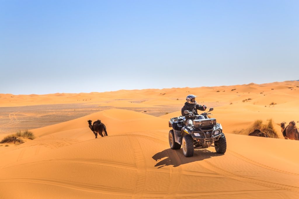 Les paysages désertiques de Merzouga : Une expérience unique à deux roues